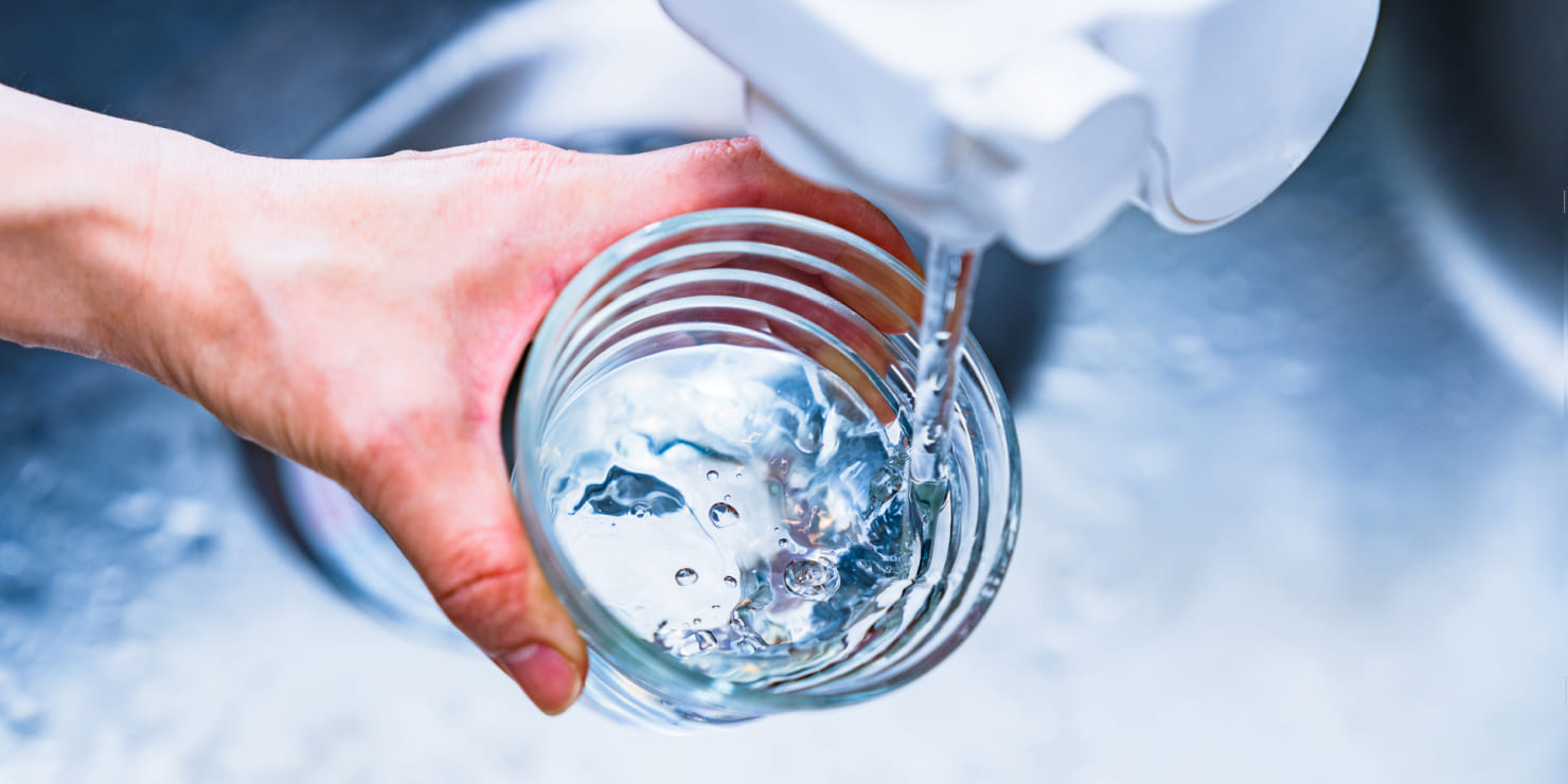 コップに水を注ぐ様子